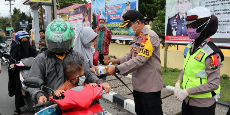 Jelang Berbuka Puasa, Polres Dairi Berbagi Takjil di Depan Mako