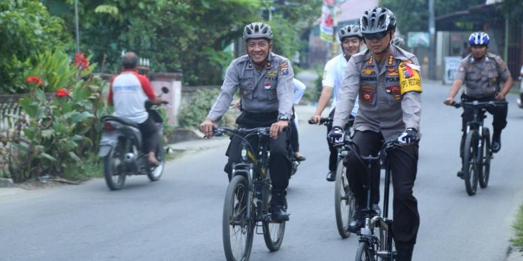 Kapolrestabes Medan dan Kapolsek Deli Tua Gowes Sambangi Warga