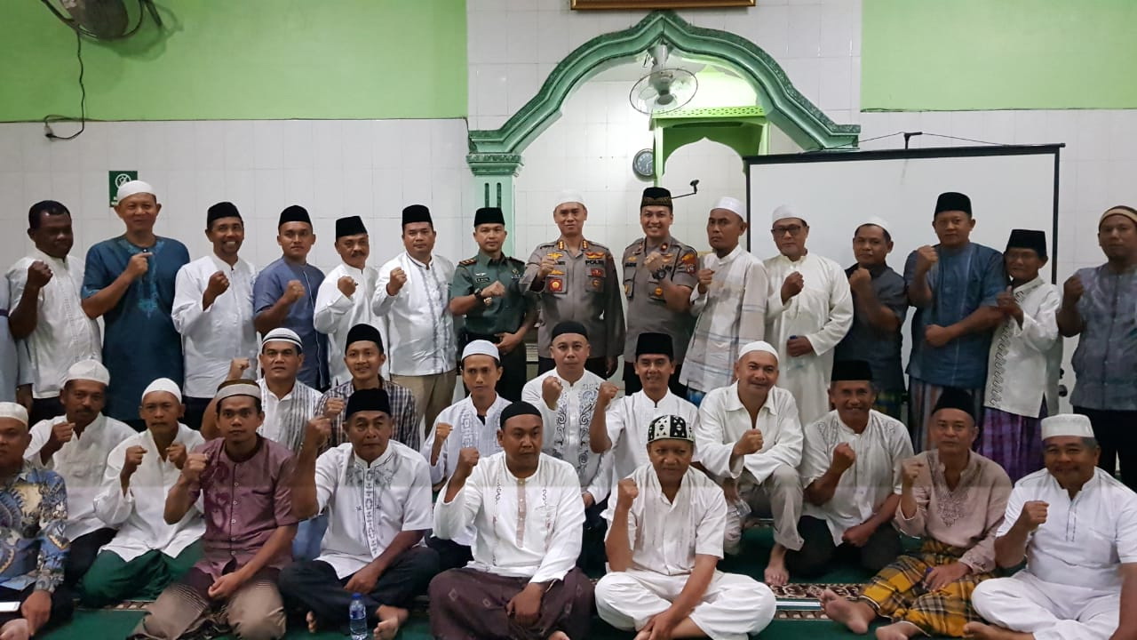 Usai Menyapa Subuh dengan Kapolrestabes, Kapolsek Percut Sei Tuan Bagikan Nasi Bungkus