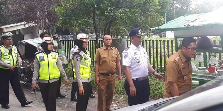 Polsek Medan Baru Tertibkan Pedagang dan Pengendara yang Parkir Sembarangan Polsek Medan Baru Tertibkan Pedagang dan Pengendara yang Parkir Sembarangan