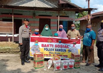 Polres Simalungun Bagikan 500 Paket Sembako, Kapolsek Bangun Langsung Datangi Warga