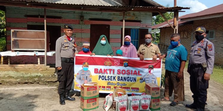 Polres Simalungun Bagikan 500 Paket Sembako, Kapolsek Bangun Langsung Datangi Warga Polres Simalungun Bagikan 500 Paket Sembako, Kapolsek Bangun Langsung Datangi Warga