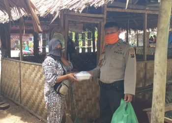 Jelang Penerapan New Normal, Posko Covid-19 Polsek Kotarih Baksos Bagikan Nasi Bungkus