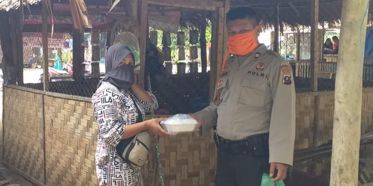 Jelang Penerapan New Normal, Posko Covid-19 Polsek Kotarih Baksos Bagikan Nasi Bungkus
