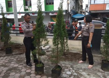 Ciptakan Lingkungan Asri, Polsek Medan Baru Tanam Pohon Cemara