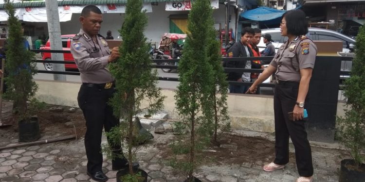Ciptakan Lingkungan Asri, Polsek Medan Baru Tanam Pohon Cemara