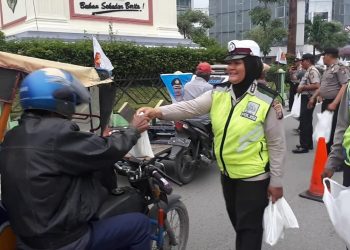 "Commander Wish" Polsek Medan Baru Bagikan Nasi Bungkus kepada Anak Jalanan dan Abang Becak