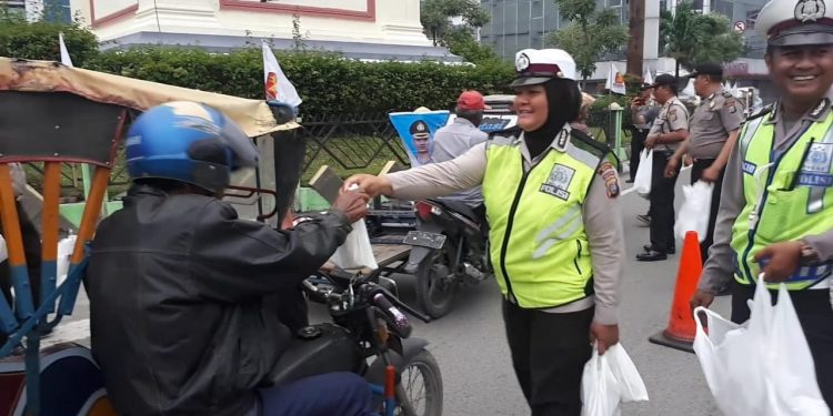 "Commander Wish" Polsek Medan Baru Bagikan Nasi Bungkus kepada Anak Jalanan dan Abang Becak "Commander Wish" Polsek Medan Baru Bagikan Nasi Bungkus kepada Anak Jalanan dan Abang Becak