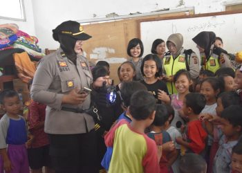 Polres Bogor Kerahkan Polwan Cantik ke Pengungsian Korban Bencana
