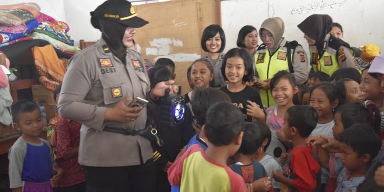 Polres Bogor Kerahkan Polwan Cantik ke Pengungsian Korban Bencana