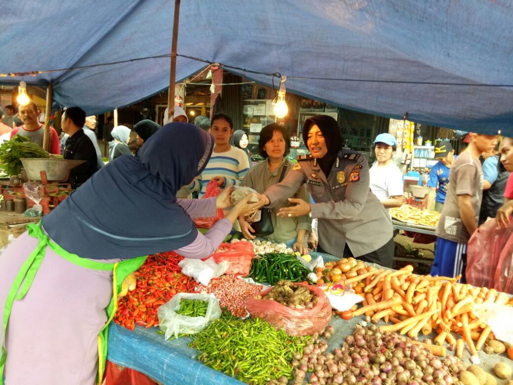 Hari Kartini, Polwan Polres Bogor Bagi-bagi Nasi Bungkus...