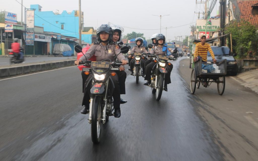 Hari Kartini, Polwan Polres Bogor Bagi-bagi Nasi Bungkus...
