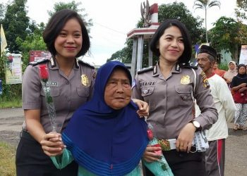 Peringati Hari Ibu, Aksi Polwan-Polwan Cantik ini Tuai Pujian