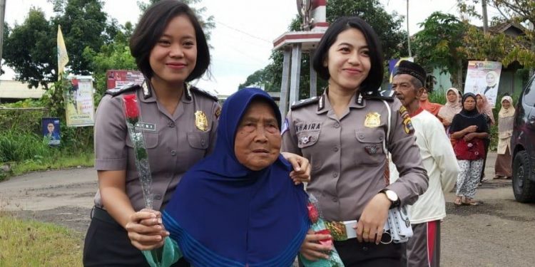 Peringati Hari Ibu, Aksi Polwan-Polwan Cantik ini Tuai Pujian Peringati Hari Ibu, Aksi Polwan-Polwan Cantik ini Tuai Pujian
