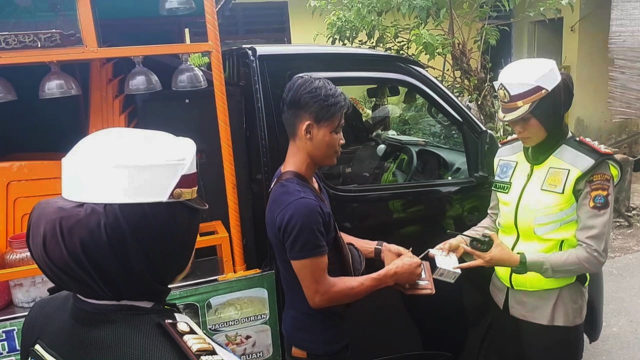 Polsek Medan Baru Tertibkan Pedagang dan Pengendara yang Parkir Sembarangan