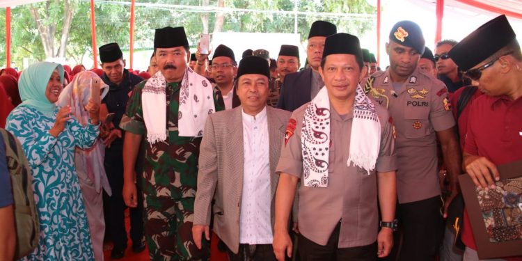 Kapolri dan Panglima TNI Hadiri Silaturahmi Kebangsaan di Ponpes Khas Kempek Kapolri dan Panglima TNI Hadiri Silaturahmi Kebangsaan di Ponpes Khas Kempek