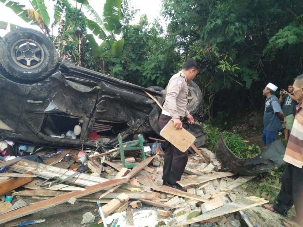 Kecelakaan Mobil Rubuhkan Rumah Boru Tobing di Tarutung, Begini Nasib Penghuninya...