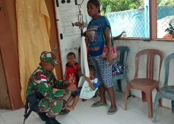 Prajurit Satgas Pamtas Yonif 126 Kala Cakti Bantu Pelayanan di Posyandu