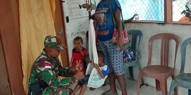 Prajurit Satgas Pamtas Yonif 126 Kala Cakti Bantu Pelayanan di Posyandu Prajurit Satgas Pamtas Yonif 126 Kala Cakti Bantu Pelayanan di Posyandu