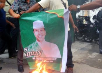 Kecewa Atas Keputusan Partai. Sejumlah Orang Bakar Poto Ketua Umum PPP di Medan