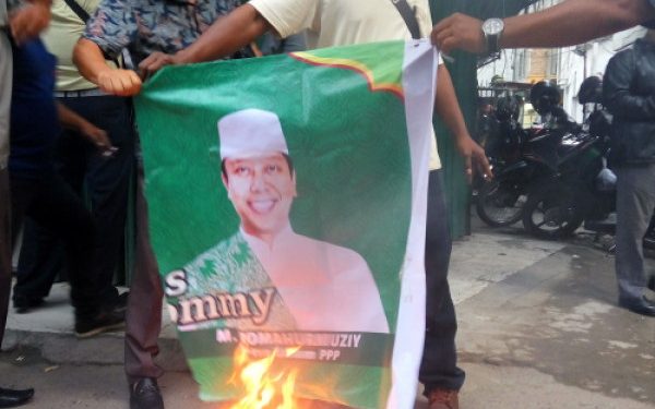 Kecewa Atas Keputusan Partai. Sejumlah Orang Bakar Poto Ketua Umum PPP di Medan