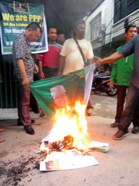 Kecewa Atas Keputusan Partai. Sejumlah Orang Bakar Poto Ketua Umum PPP di Medan