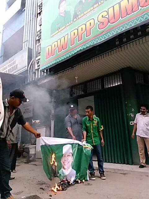 Kecewa Atas Keputusan Partai. Sejumlah Orang Bakar Poto Ketua Umum PPP di Medan
