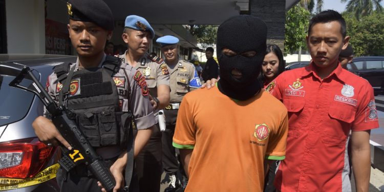 Tawarkan Gadis Perawan, Sepasang Mucikari Prostitusi Online Ditangkap