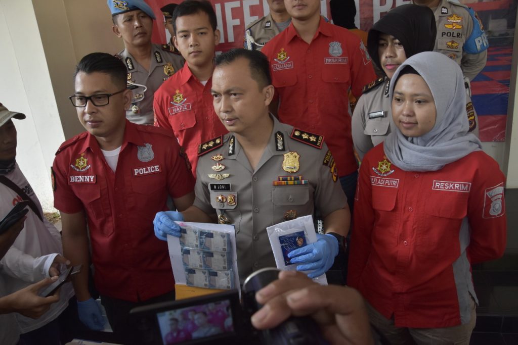 Tawarkan Gadis Perawan, Sepasang Mucikari Prostitusi Online Ditangkap