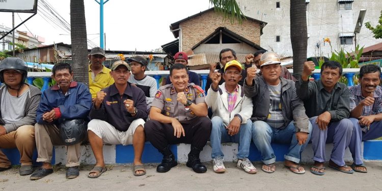Polisi Berbagi, Polsek Percut Sei Tuan Berbagi dengan Abang Becak Polisi Berbagi, Polsek Percut Sei Tuan Berbagi dengan Abang Becak