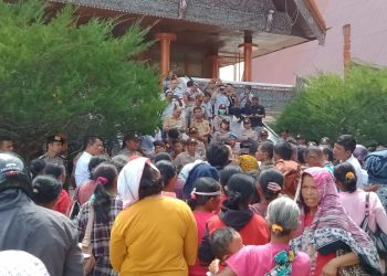 Warga dan LSM Demo Minta PT SOL Ditutup