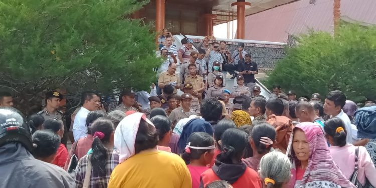 Warga dan LSM Demo Minta PT SOL Ditutup Warga dan LSM Demo Minta PT SOL Ditutup