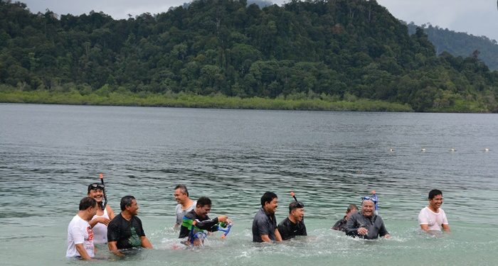 Menilik Pesona Alam Bawah Laut Pulau Putri di Kawasan Mursala Menilik Pesona Alam Bawah Laut Pulau Putri di Kawasan Mursala