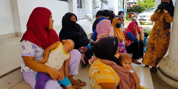 Tak Dapat Bantuan di Tengah Pandemi Covid-19, Puluhan Ibu Datangi Kantor Bupati