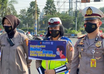 Libur Idul Adha, Polisi Lalulintas Bagikan Ribuan Masker di Kawasan Puncak Bogor