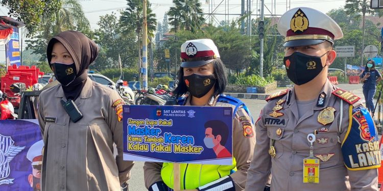Libur Idul Adha, Polisi Lalulintas Bagikan Ribuan Masker di Kawasan Puncak Bogor