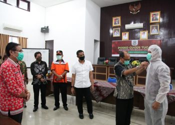 Dinas PUPR Serahkan 130 Unit APD kepada Gugus Tugas Percepatan Penanganan Covid-19 Siantar
