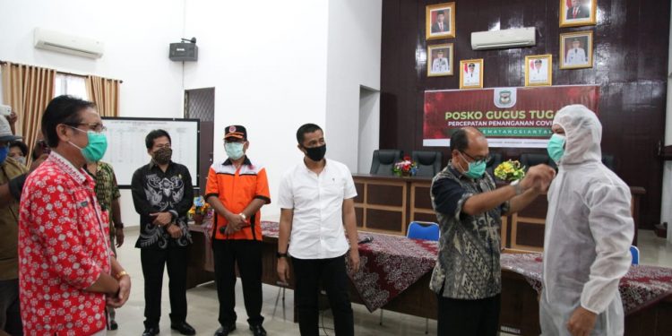 Dinas PUPR Serahkan 130 Unit APD kepada Gugus Tugas Percepatan Penanganan Covid-19 Siantar