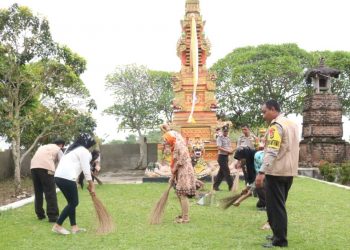 Polres Tanggamus Gelar Bhakti Sosial di Pura Gading Rejo