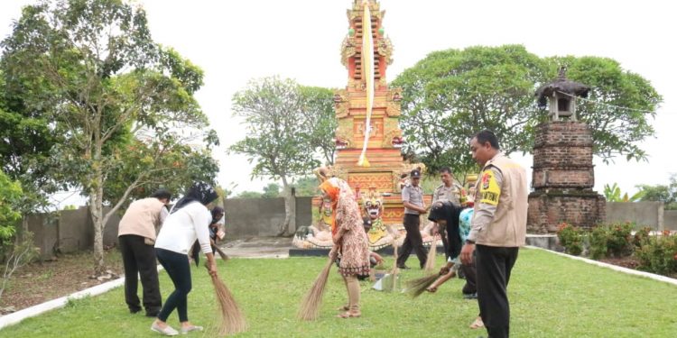 Polres Tanggamus Gelar Bhakti Sosial di Pura Gading Rejo Polres Tanggamus Gelar Bhakti Sosial di Pura Gading Rejo
