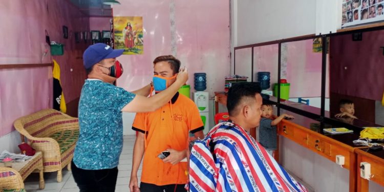 Persatuan Wartawan Indonesia di Tarutung Bagikan Masker
