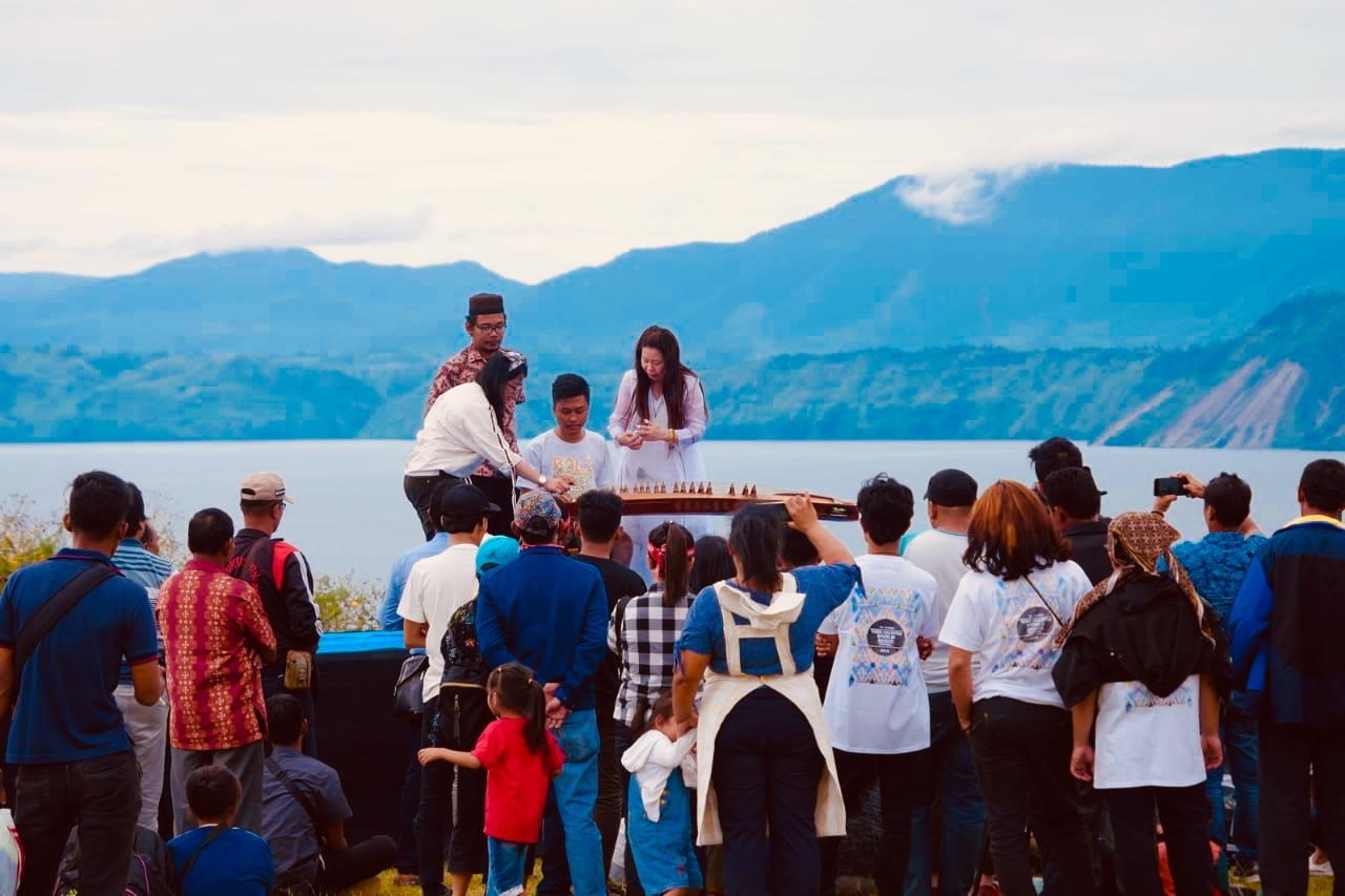 Petikan Senar "Ku Cheng" Iringi Lagu Indonesia Tanah Air Beta dan Asing Sing So di Pebukitan Toba Petikan Senar "Ku Cheng" Iringi Lagu Indonesia Tanah Air Beta dan Asing Sing So di Pebukitan Toba