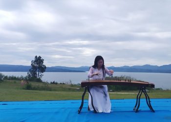 Petikan Senar "Ku Cheng" Iringi Lagu Indonesia Tanah Air Beta dan Asing Sing So di Pebukitan Toba