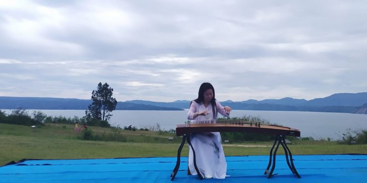Petikan Senar "Ku Cheng" Iringi Lagu Indonesia Tanah Air Beta dan Asing Sing So di Pebukitan Toba Petikan Senar "Ku Cheng" Iringi Lagu Indonesia Tanah Air Beta dan Asing Sing So di Pebukitan Toba