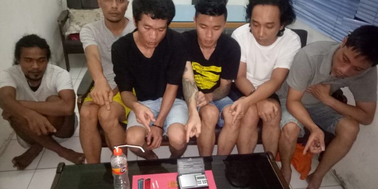 Penggerebekan Malam Jumat, 6 Pria Diamankan dari Satu Kamar Penggerebekan Malam Jumat, 6 Pria Diamankan dari Satu Kamar