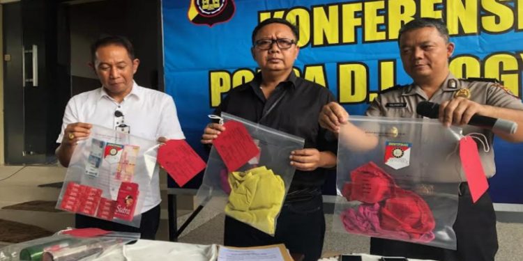 Pesta Seks Digerebek, Suami Tonton Istri Disetubuhi Pria Lain