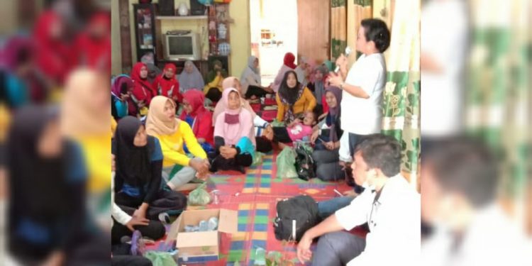 Ratnawati Radiapo Hasiholan Boru Sidabutar Silaturahmi dengan Kelompok Senam Kaum Ibu di Bandar Masilam
