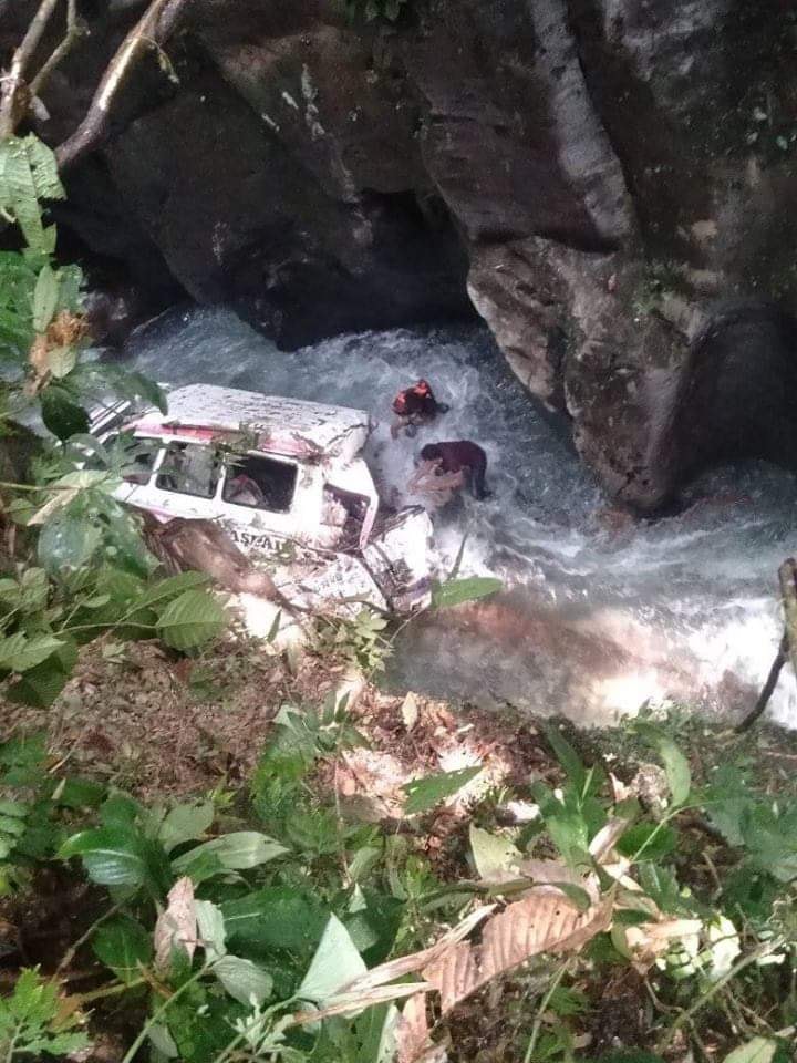 Minibus Raja Napogos Terjun ke Sungai, Tiga Penumpang Tewas