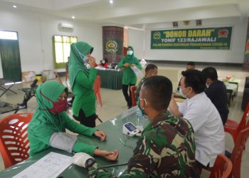Pasokan Darah PMI Menipis, Prajurit dan Persit Yonif 123/Rajawali Donor Darah