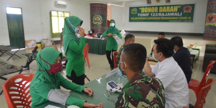 Pasokan Darah PMI Menipis, Prajurit dan Persit Yonif 123/Rajawali Donor Darah